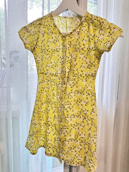 Платье на девочек в отличном состоянии