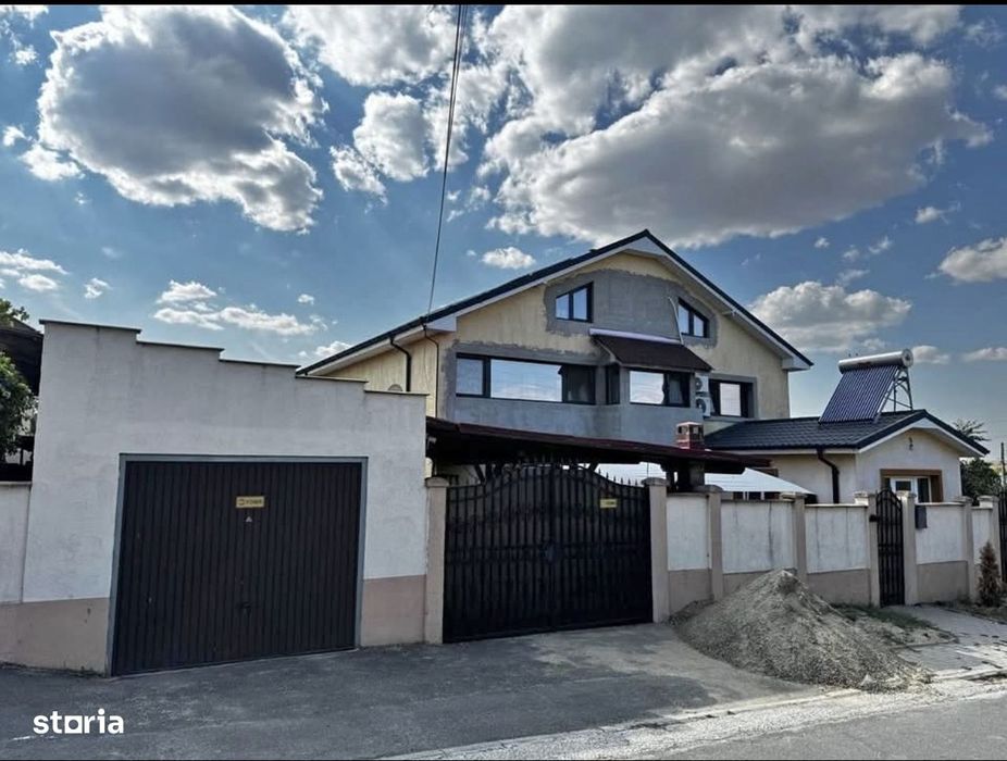 Vila cu etaj și mansardă de vânzare