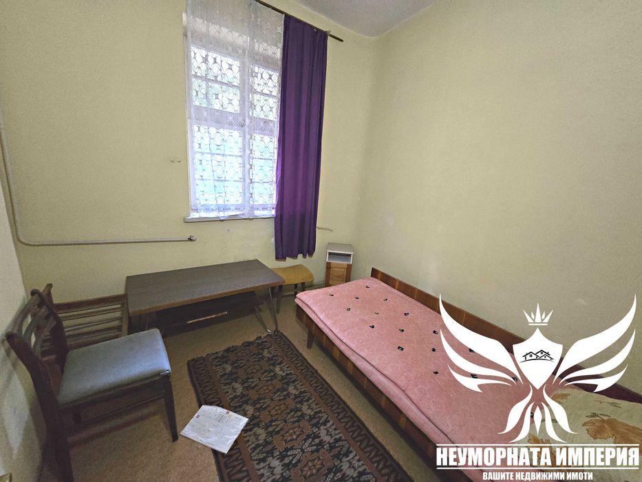 Продавам триетажен хотел с РЗП 870кв и парцел 830кв. в Нареченски Бани