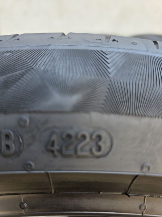 Vand două anvelope de vara continental 245 40 20 dot 4223