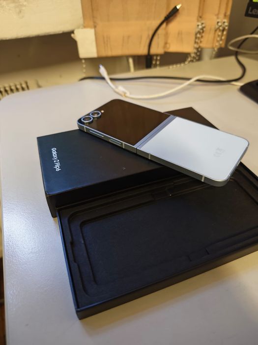 Samsung Galaxy Z Flip 6