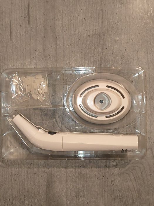 Dispozitiv pentru curățare interdentară cu led