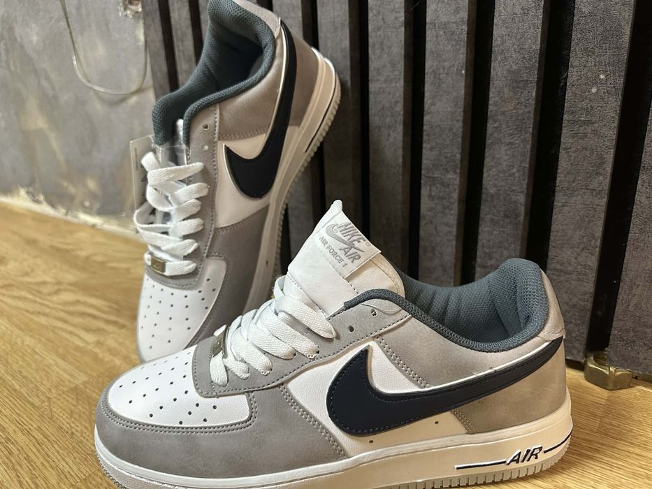 Oferta-Adidasii Nike cu eticheta