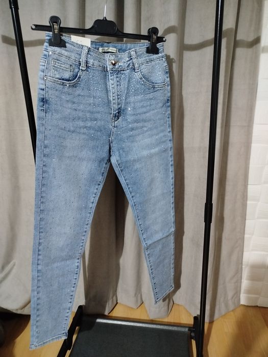 Дамски дънки с камъни