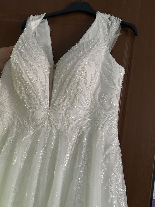 Булчинска разкроена бяла рокля