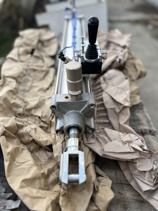 Cilindru pneumatic fi -100 mm si L - 900 mm cu distribuitor