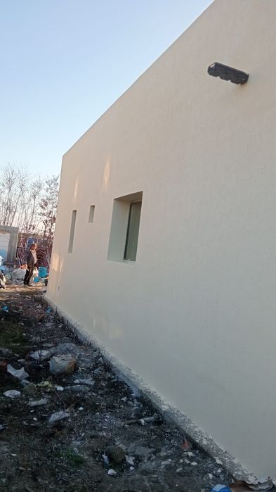 Executam case la rosu si interioare suntem o echipa de baieti