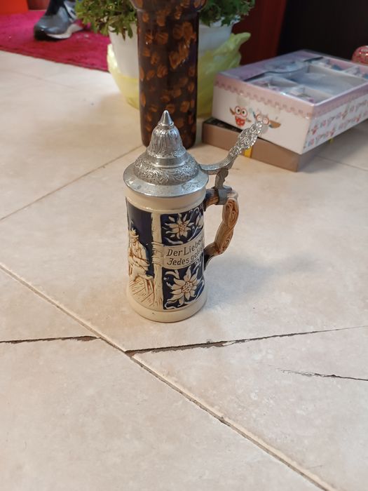 Старинни халби и чайник