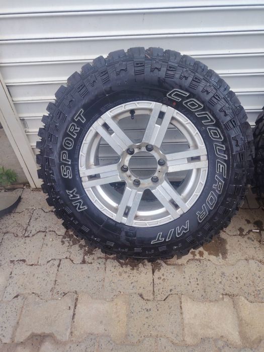 Продам комплект внедорожных шин с дисками