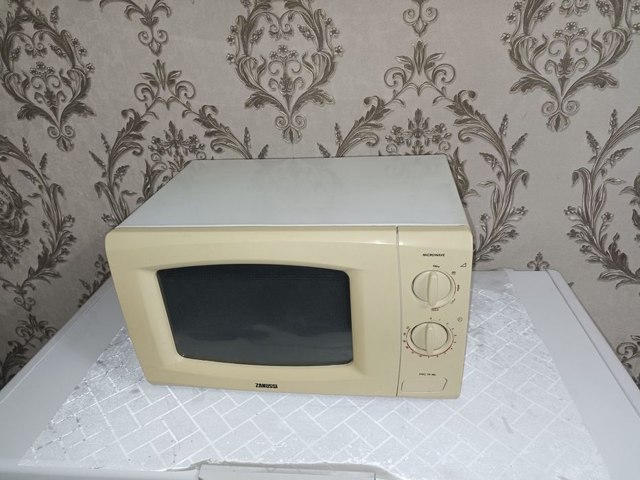 Продам микроволновку Мидеа 18000