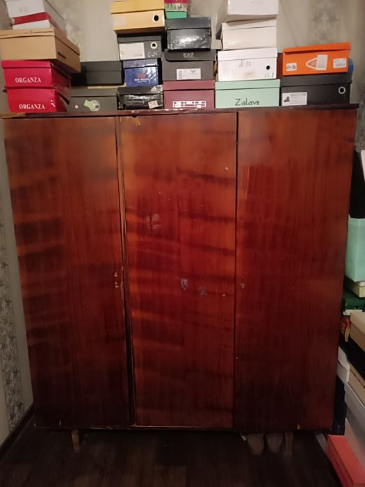 трёх дверный шкаф