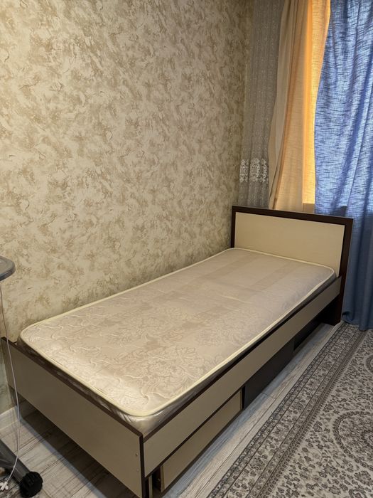 Кровать с матрасом