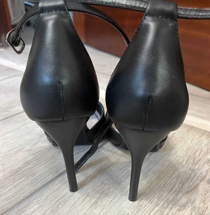 Продам женские туфли 35р