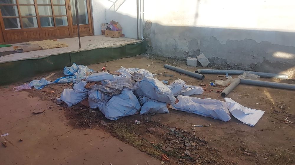 Transport moloz debarasari mobila spargem pereți mutari marfa relocari