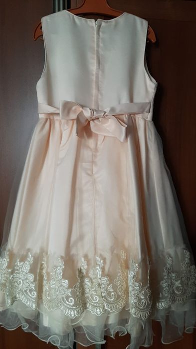 Продам платье на девочку 5-6 лет
