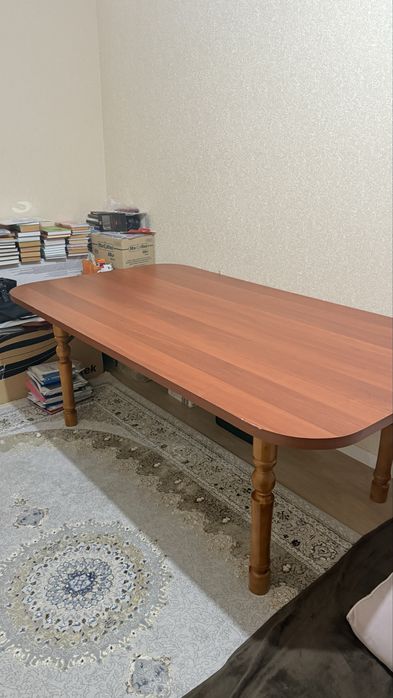 Гостинный стол из дерева