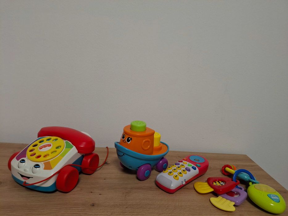 Vand lot cu 4 jucarii pentru copii mici