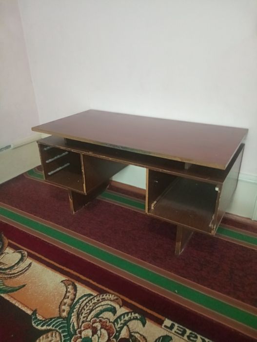 Шкаф ва ёзув столи