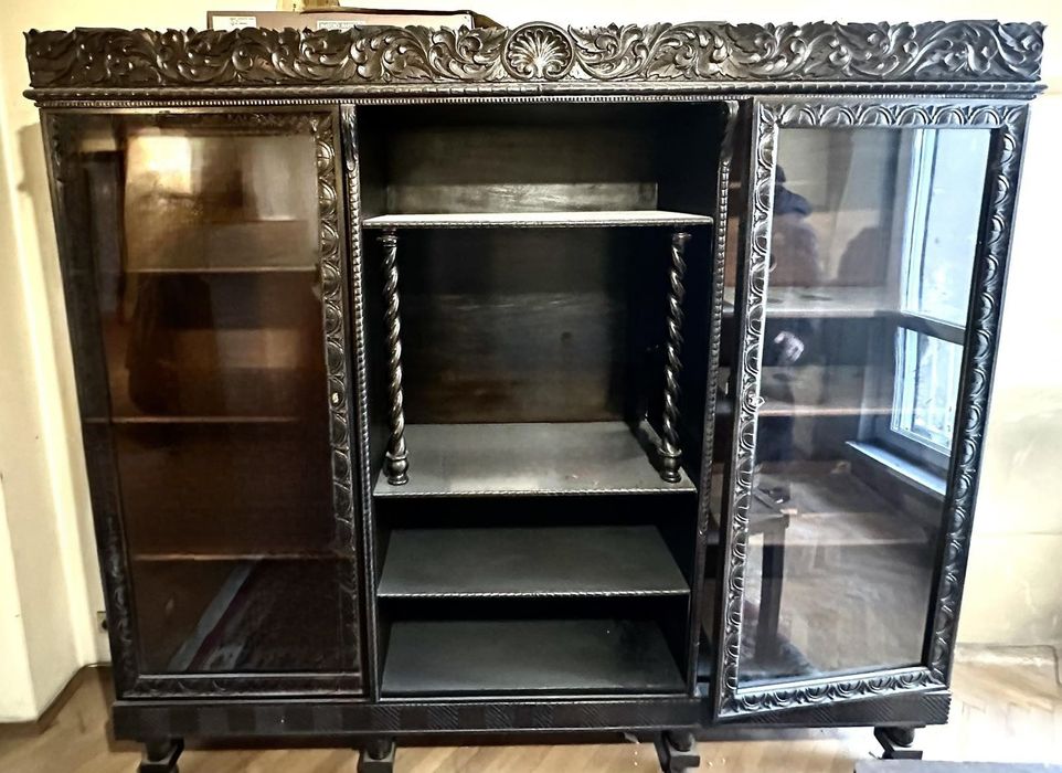 Масивна секция с дърворезба