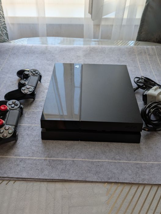 Продам PS4 в комплекте 2 джойстика и 2 диска
