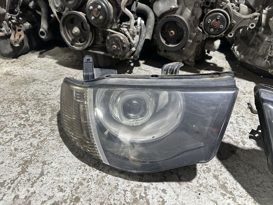 Передние фары Mitsubishi L200