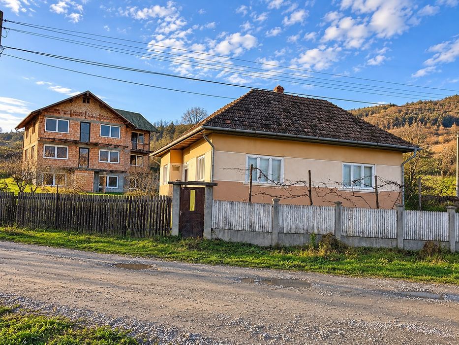 Proprietate cu 2 case + teren 1.400 mp | Porumbeni | 10 km de Tg. Mureș
