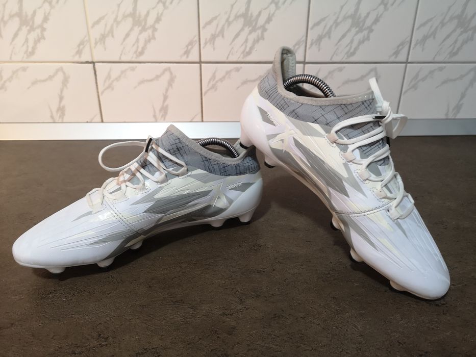 Vând ghete de fotbal profesionale Adidas X16. 1 FG în stare impecabila