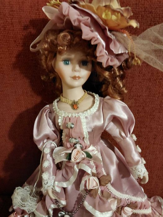 Кукла на подставке в шляпе и с зонтомСтарая