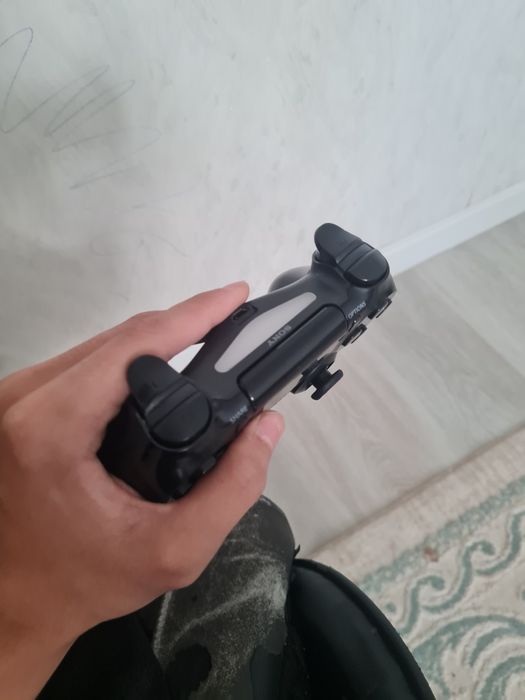 Продам джойстик DualShock 4
