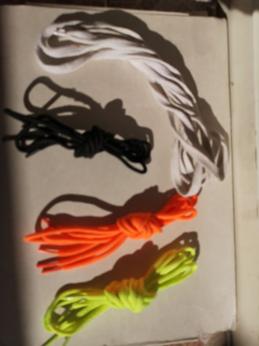 Perie de haine și încălțăminte, șireturi adidasi