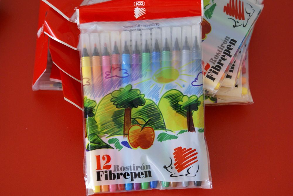 Acuarele, pensule, bloc de desen, creioane colorate