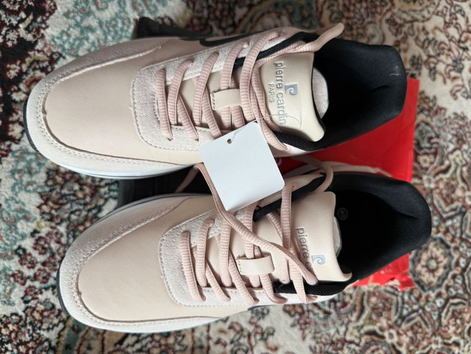 Женские кроссовки