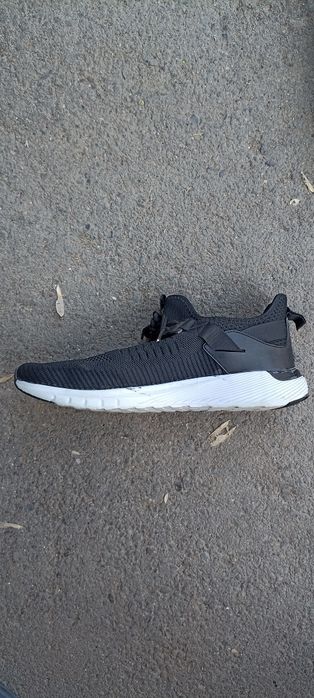 Продам кроссовки