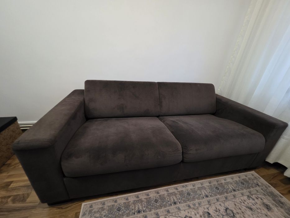 Vând canapea cu 3 locuri împreună cu un set de 2 fotolii și o canapea extensibilă