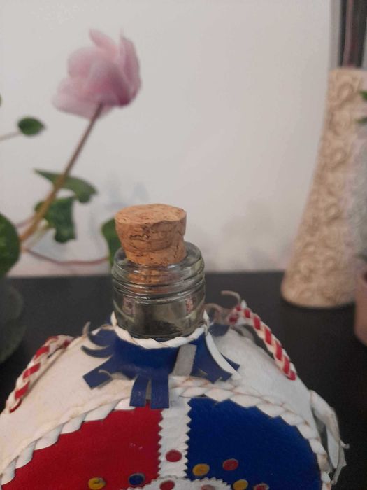 Красива стъклена бутилка, бъклица с фолклорни мотиви период Югославия