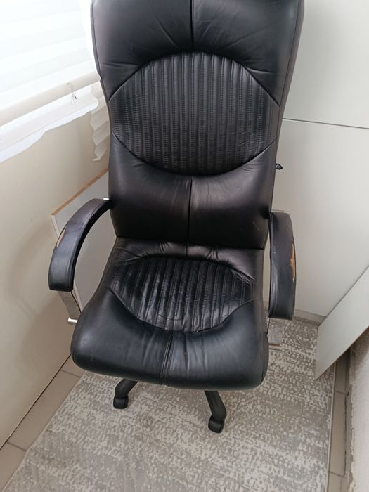 Кресло кожанное в офис