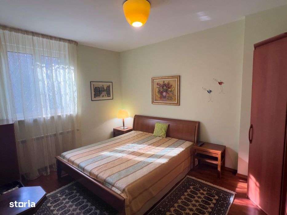 Apartament in vila cu curte la 50 metri de parc.