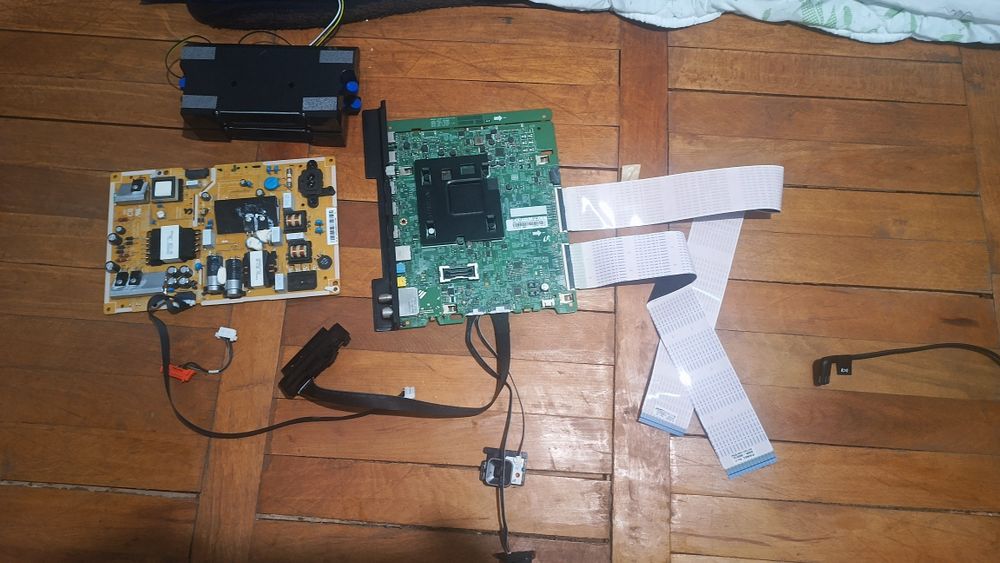 Piese televizor dezbrare