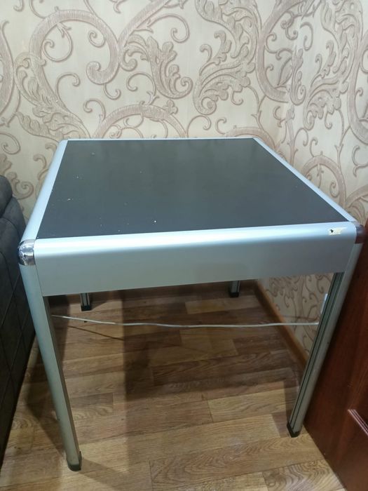 Стол квадратный с алюминиевой рамой