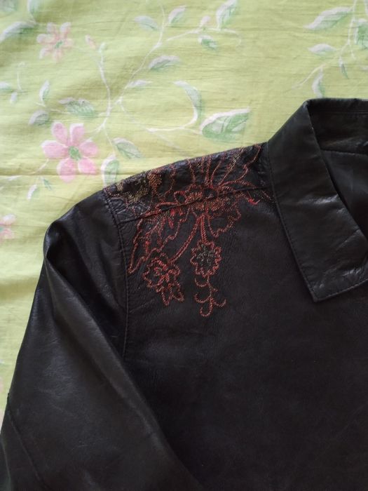 Продавам Дамско кожено яке