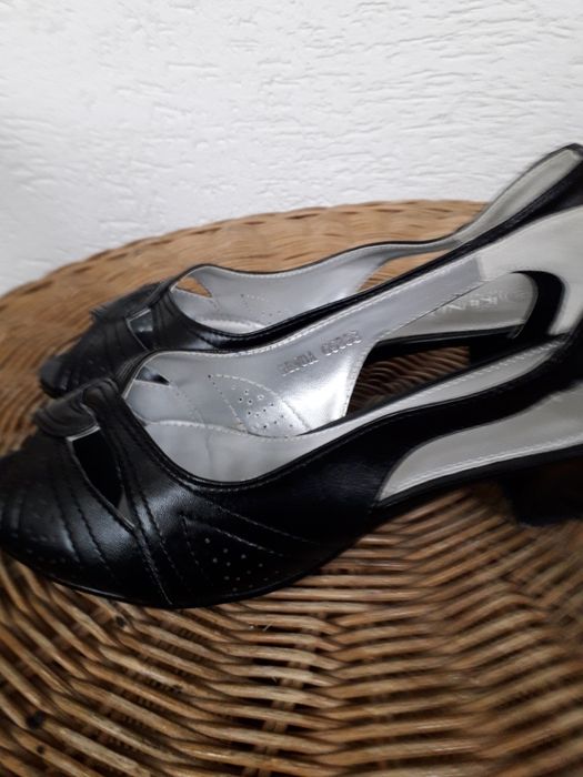 Дамски кожени сандали