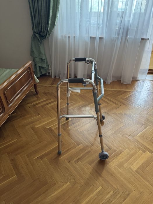 Продам ходунки на колесиках