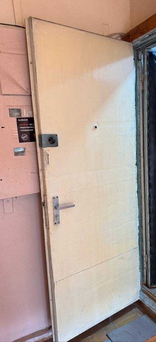 Продается входная железная дверь Б/У в ОЧЕНЬ хорошем состоянии.