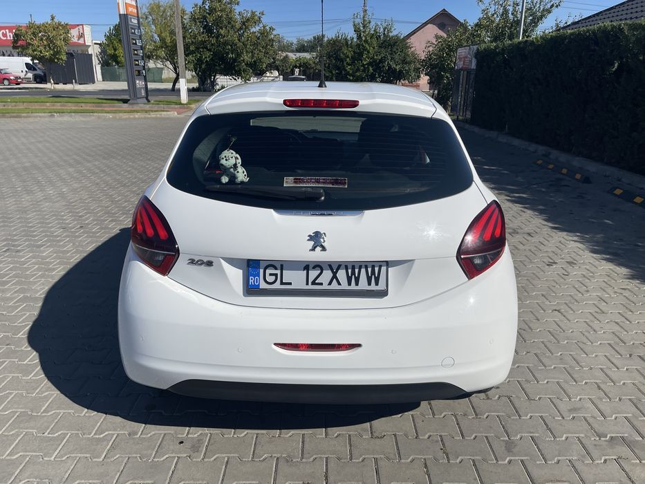 Vand Peugeot 208 ,1560 cmc/55kw/ numar locuri 5 ,1635kg . Masina perfecta ,pentru doamne si domnisoare ,perfecta pentru  incepatori !