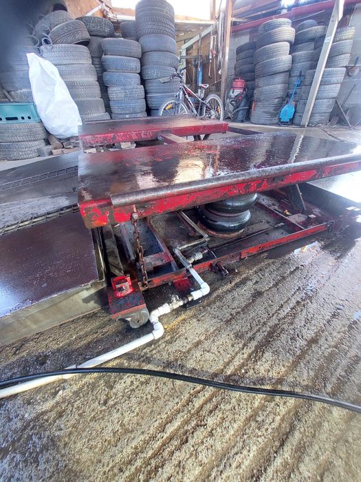 Elevator foarfeca pneumatic