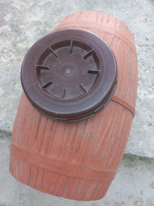 Продавам пластмасови бъчви.