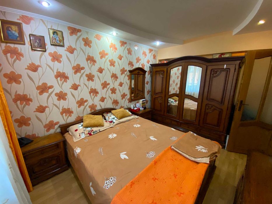 Apartament 3 Camere Decomandate | Zona Centrală | 2 Băi & 2 Parcări & Pod Privat