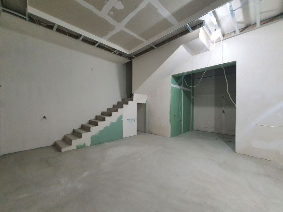 Шахар марказида 4 хонали квартира сотилади