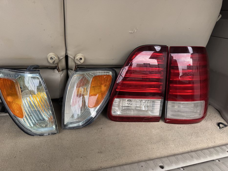 Задние фары оригинал Lexus LX470