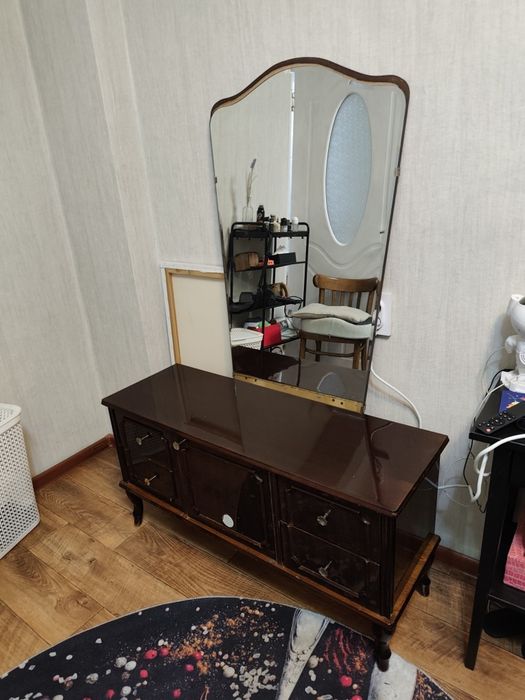 Трюмо и 2 тумбочки